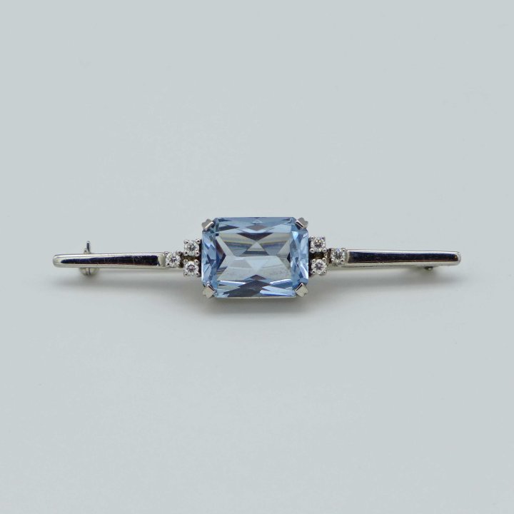 Art Déco rod brooch with aquamarine spinel
