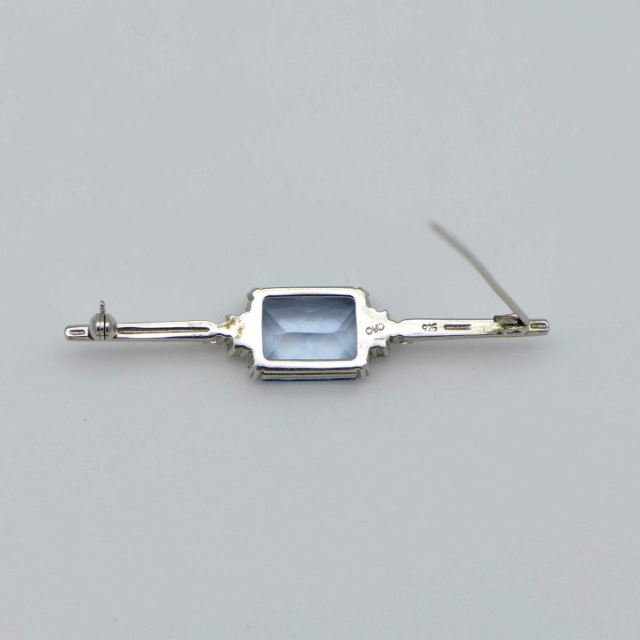 Art Déco rod brooch with aquamarine spinel