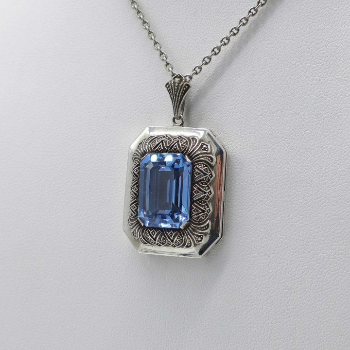 Massive Art Deco pendant with aquamarine stone