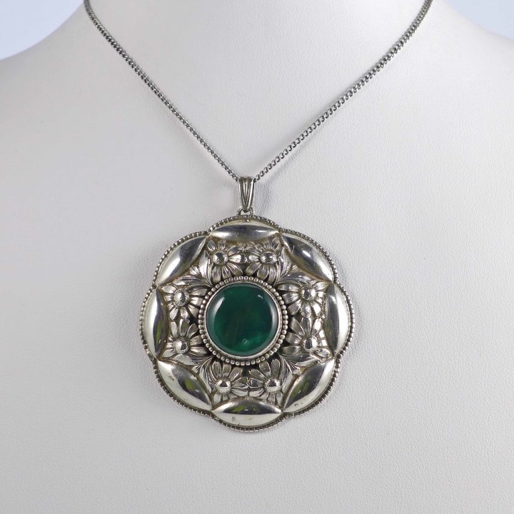 Silver pendant with daisies and green agate