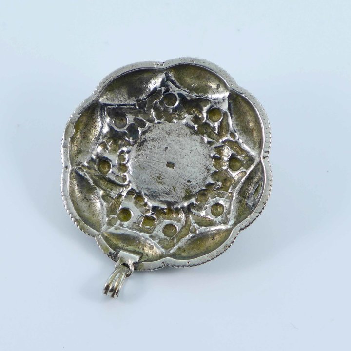 Silver pendant with daisies and green agate