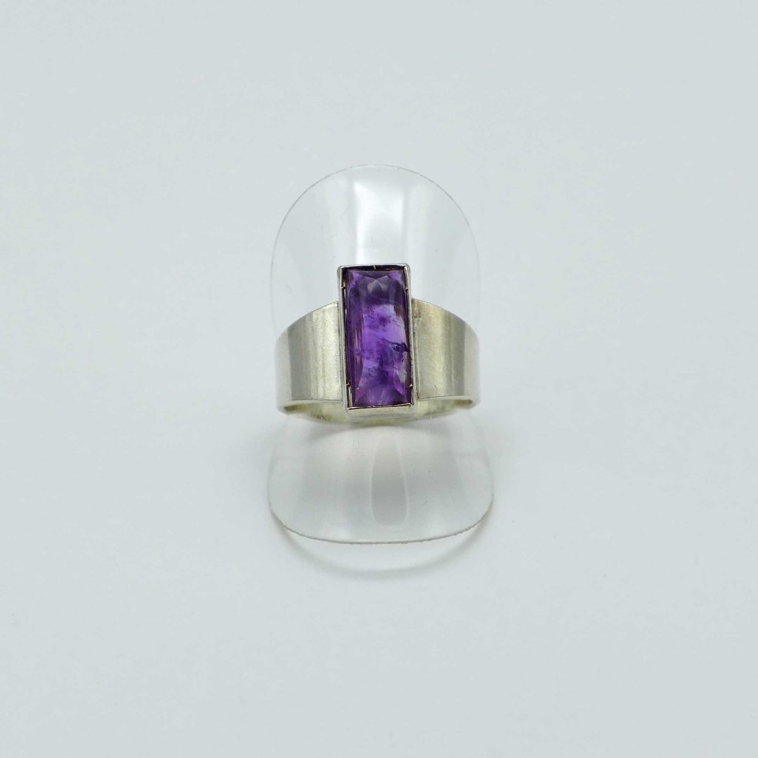 Smooth amethyst ring from the 1960s
