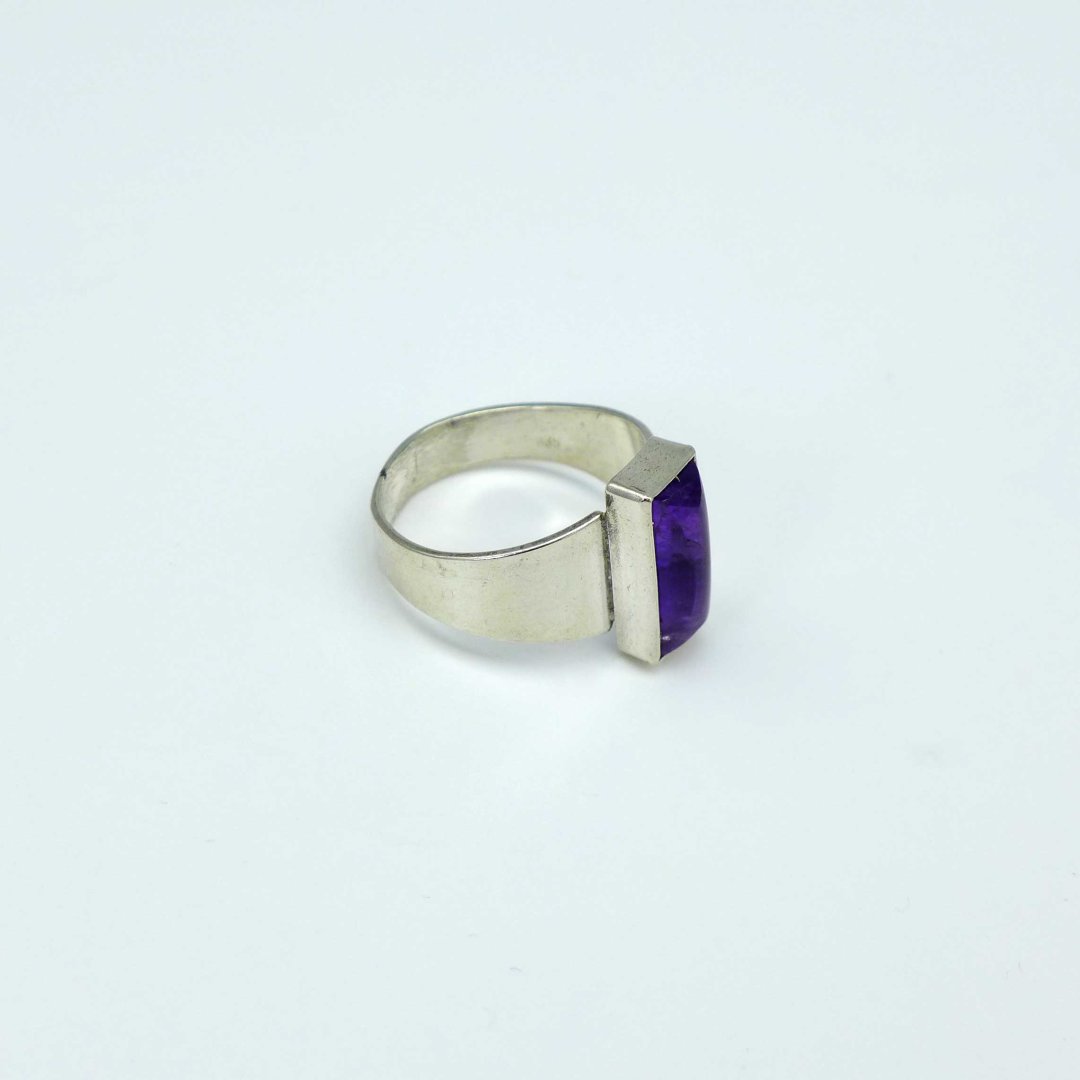 Smooth amethyst ring from the 1960s