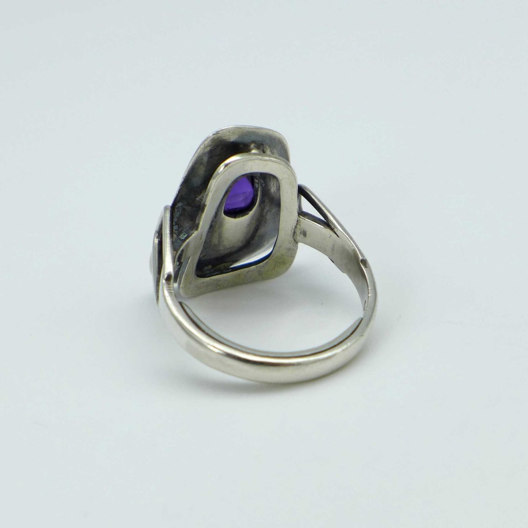 Kidney-shaped ring with amethyst from the 1950s