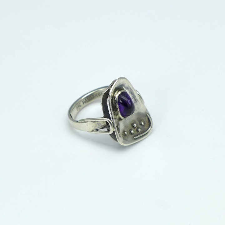 Kidney-shaped ring with amethyst from the 1950s