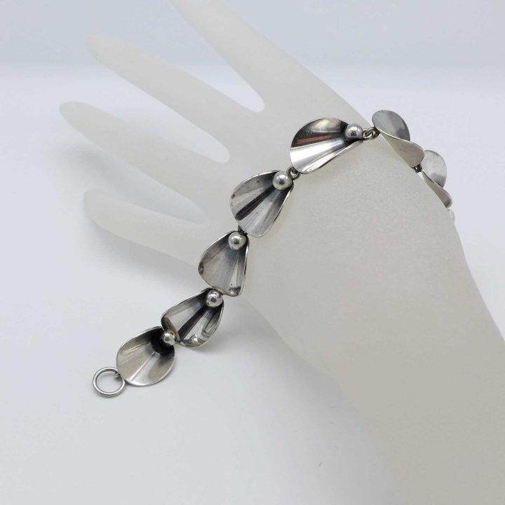 N.E. From - Silver bracelet with graphic flower motif