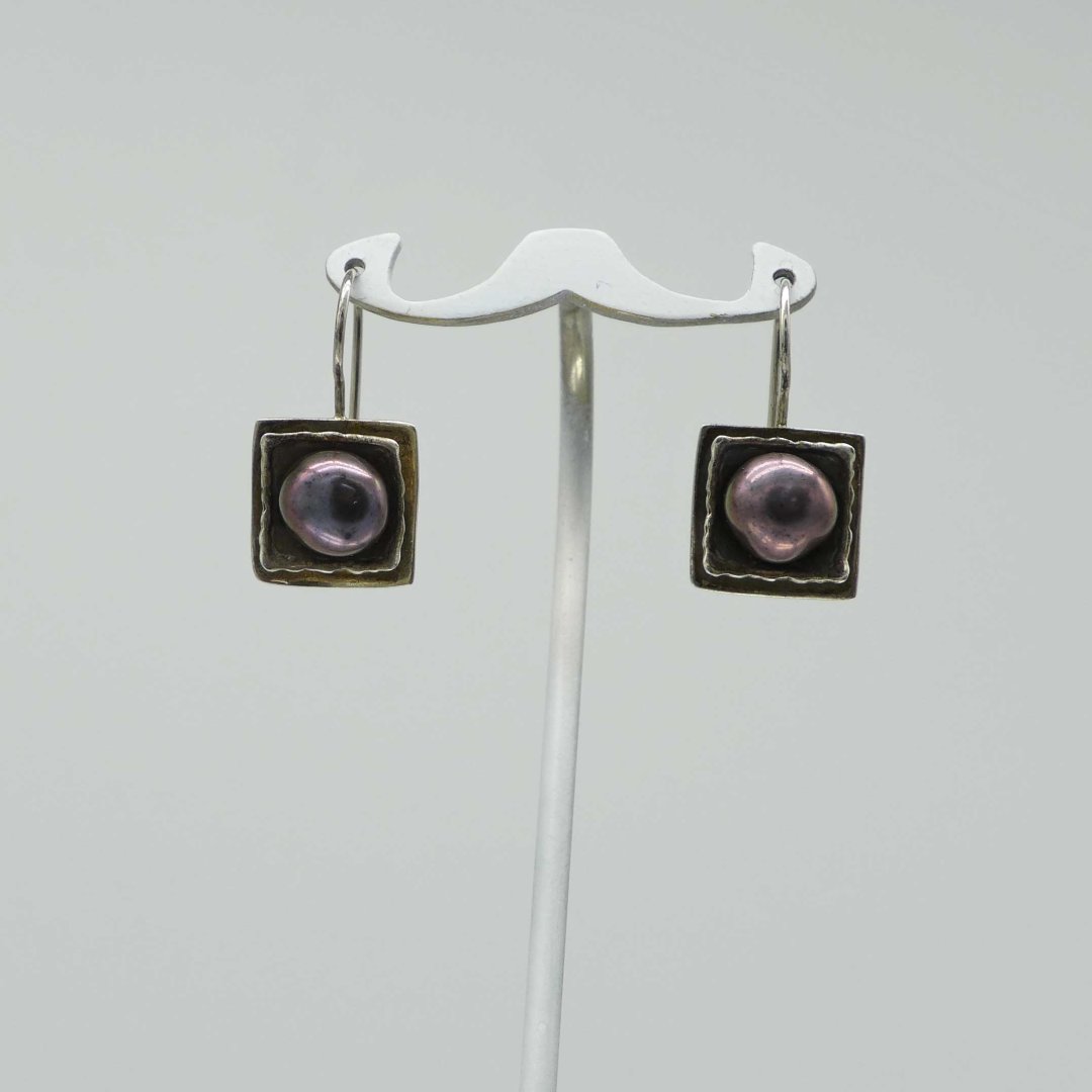 Silver earrings with grey pearls