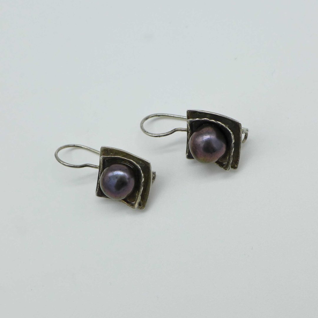 Silver earrings with grey pearls