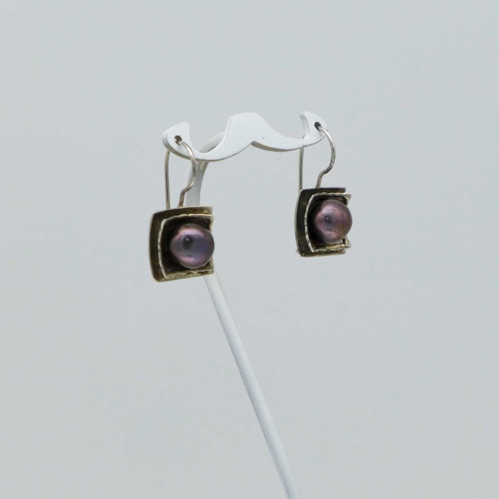Silberne Ohrhänger mit grauen Perlen