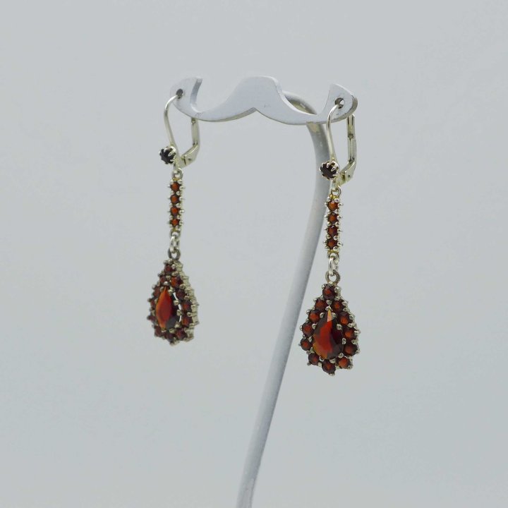 Long earrings in silver with Garnet