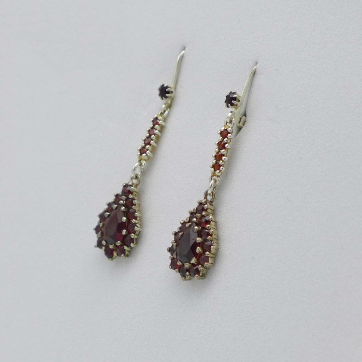 Long earrings in silver with Garnet