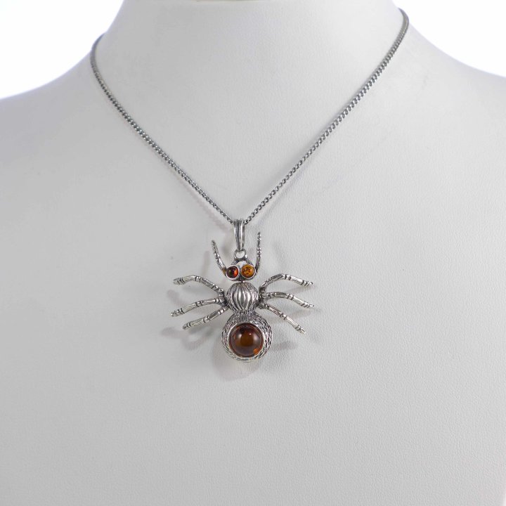 Pendant spider with amber