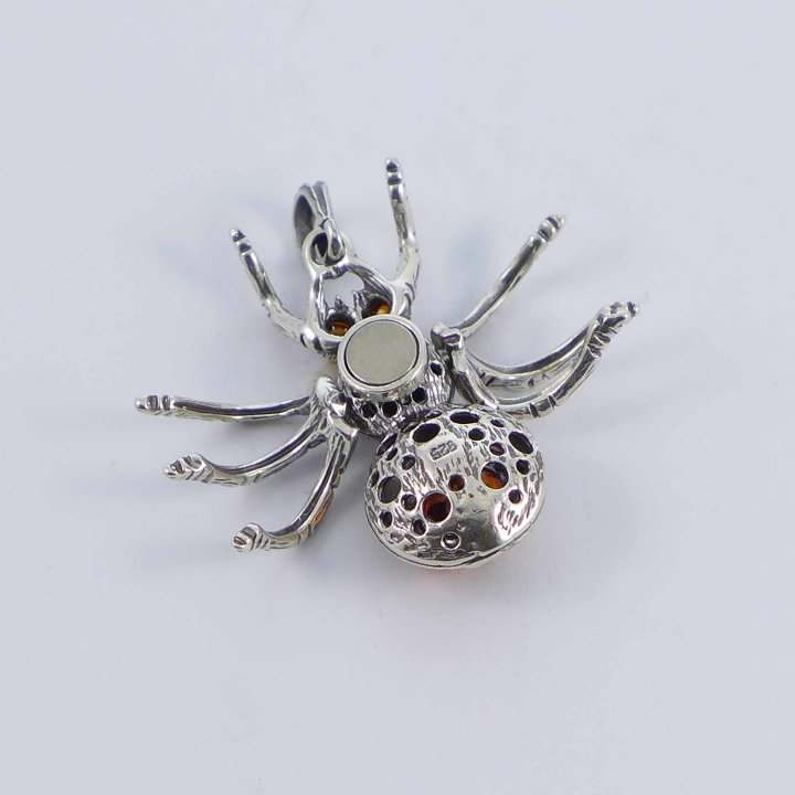 Pendant spider with amber