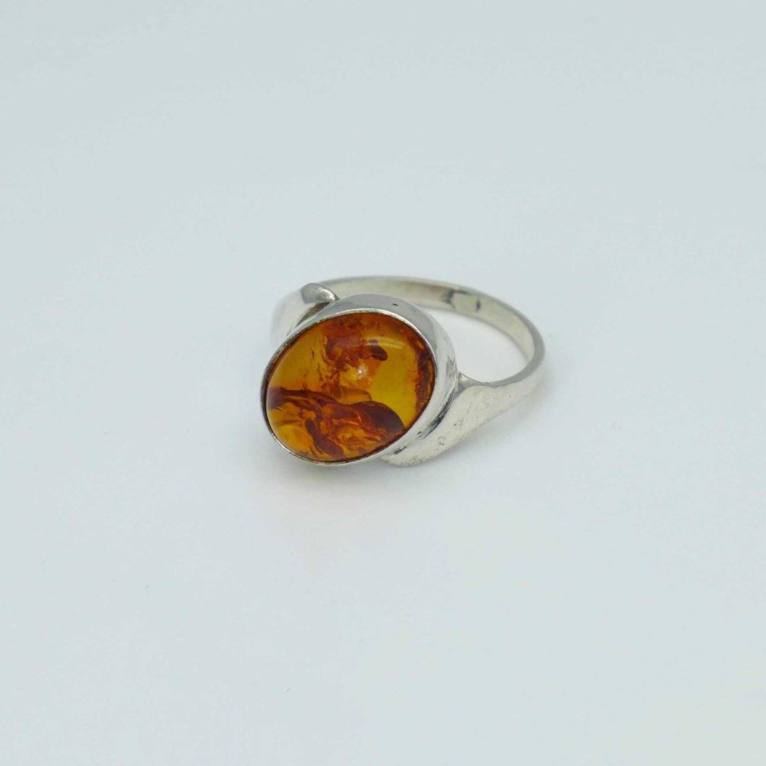 Silver ring with clear Bernsteincabochon