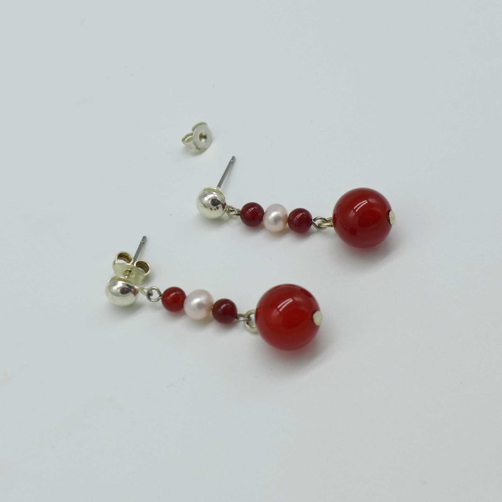 Silver earrings with carnelian and pearl