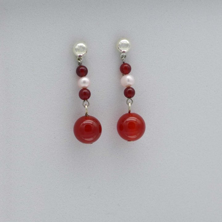 Silver earrings with carnelian and pearl