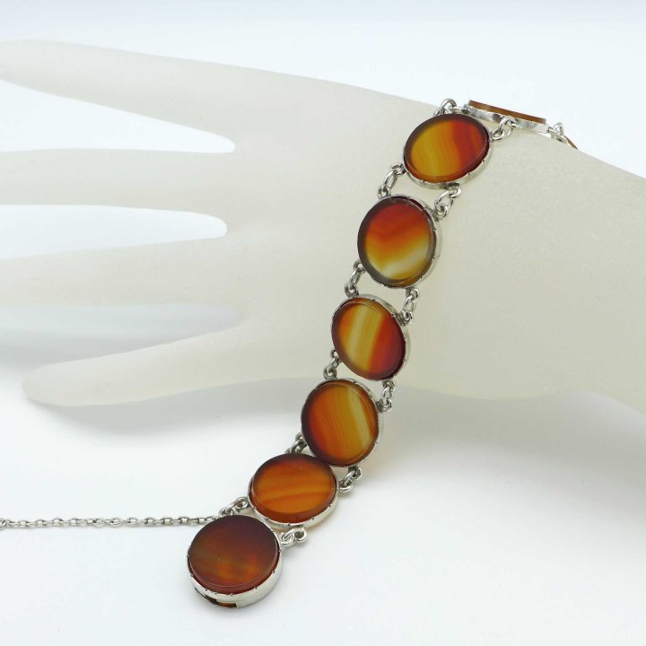 Agate bracelet from the 19th century