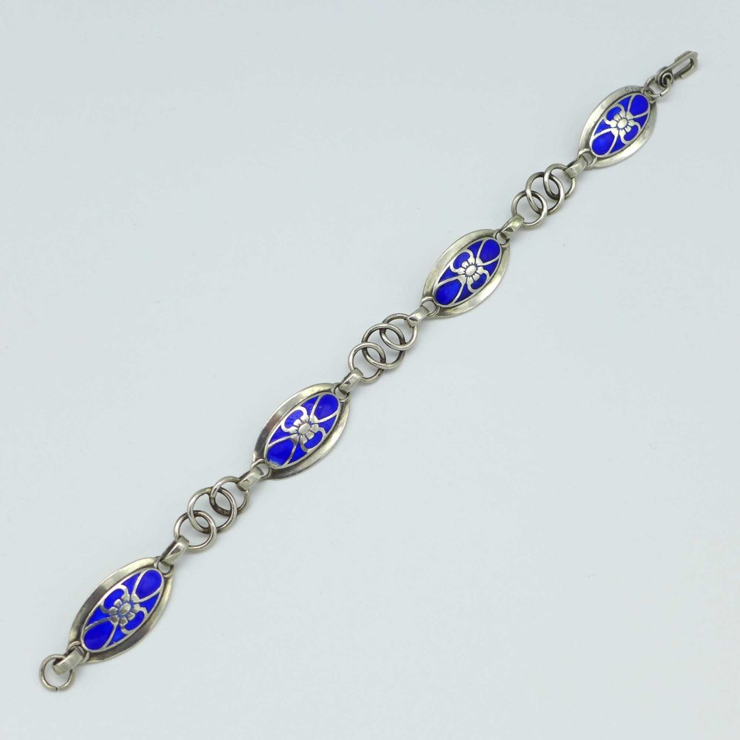 Enamel bracelet with flower pattern