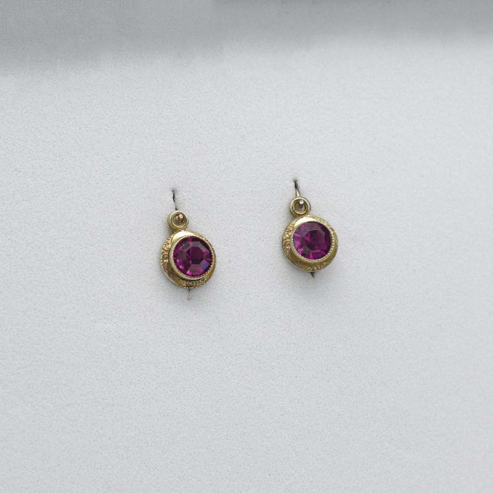 Small earrings with pink rhinestones