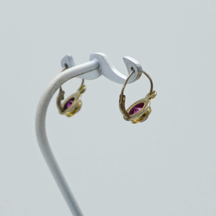 Small earrings with pink rhinestones