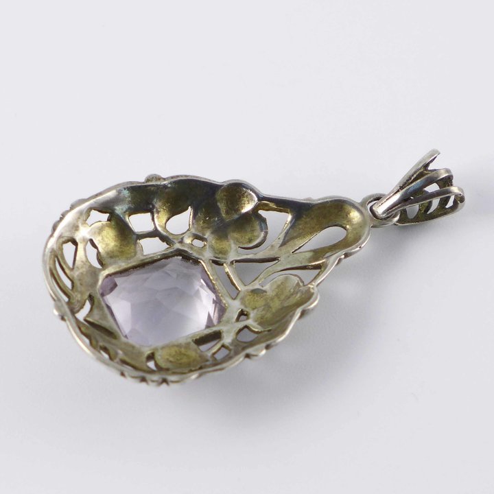 Art nouveau pendant with lavender amethyst