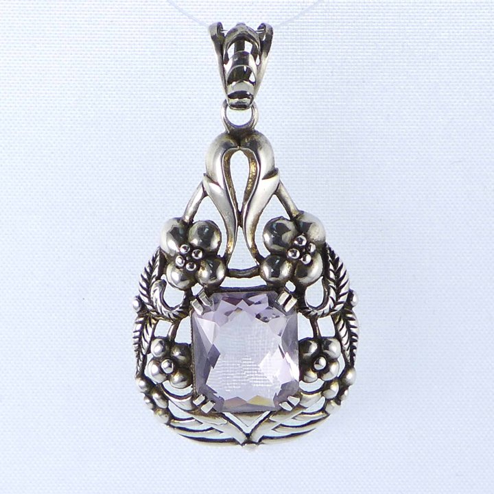 Art nouveau pendant with lavender amethyst