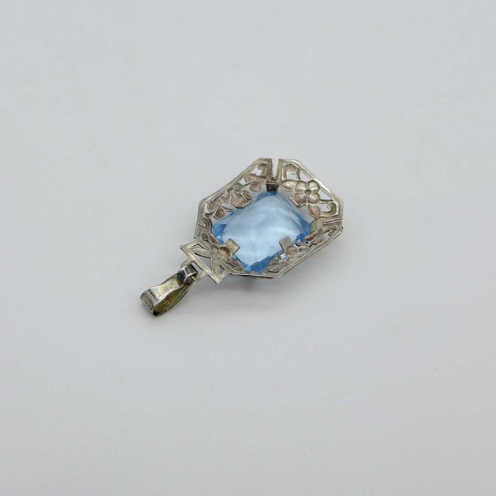 Silver pendant with flowers and aquamarine colored stone