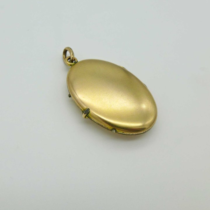 Oval art nouveau medallion in gold doublé
