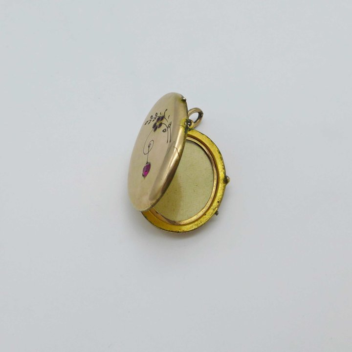 Oval art nouveau medallion in gold doublé