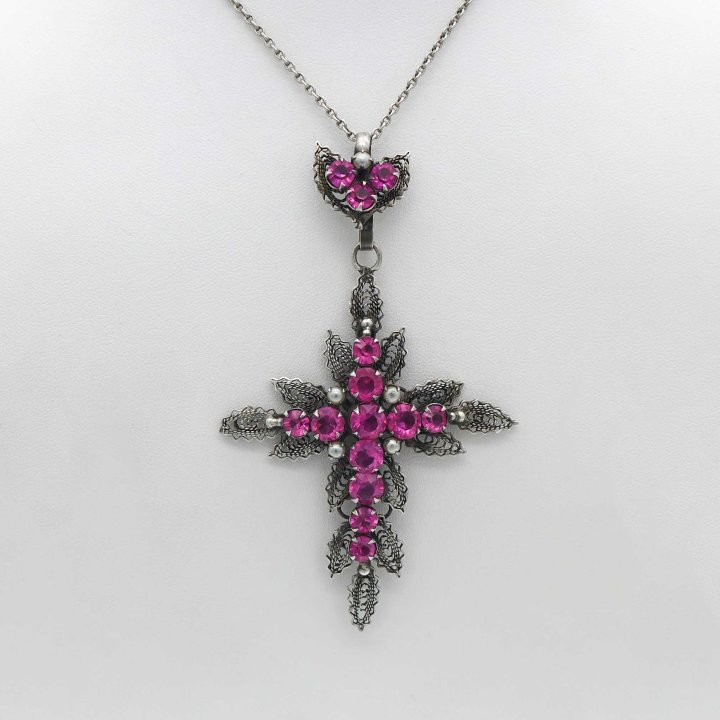 Filigrankreuz mit pinken Steinen aus dem 19. Jahrhundert