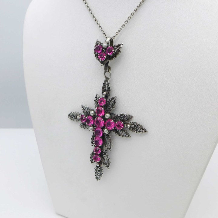 Filigrankreuz mit pinken Steinen aus dem 19. Jahrhundert