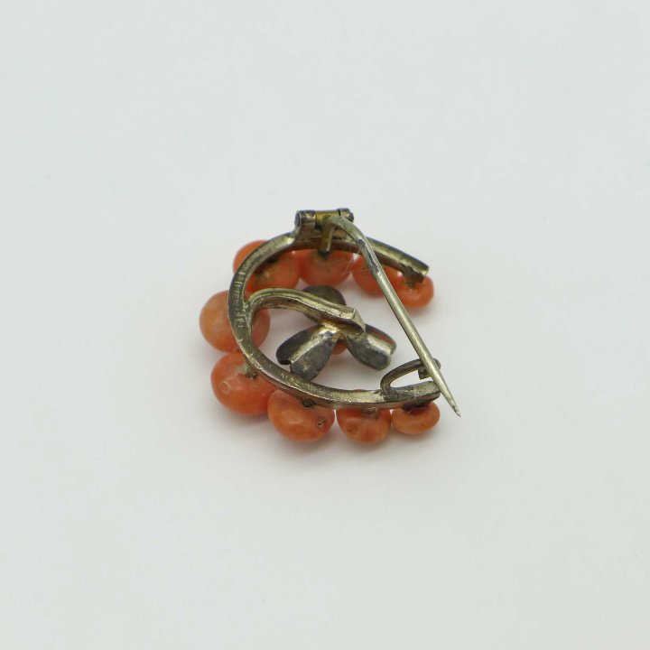 Horseshoe brooch with corals