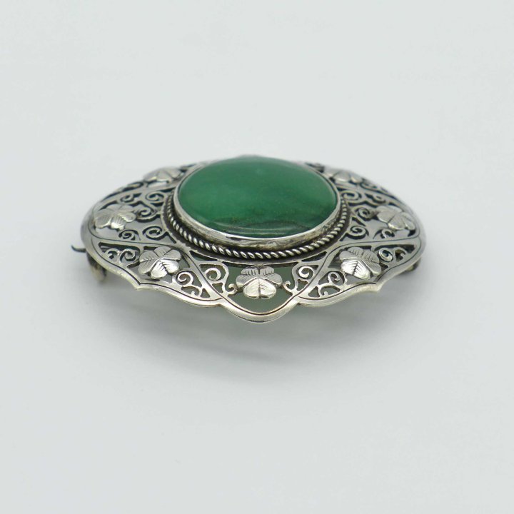 Floral art nouveau brooch with jade