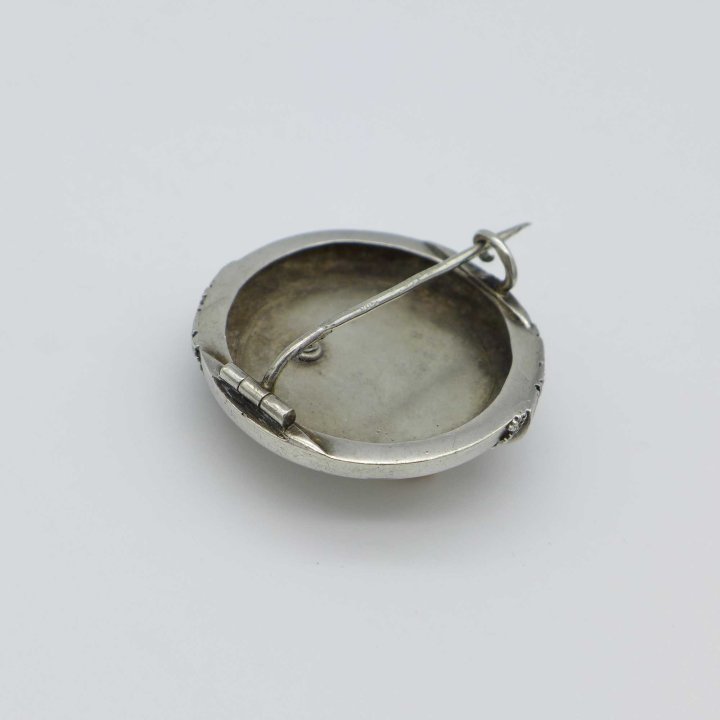 Silver brooch with belt clasp motif from the 19th century