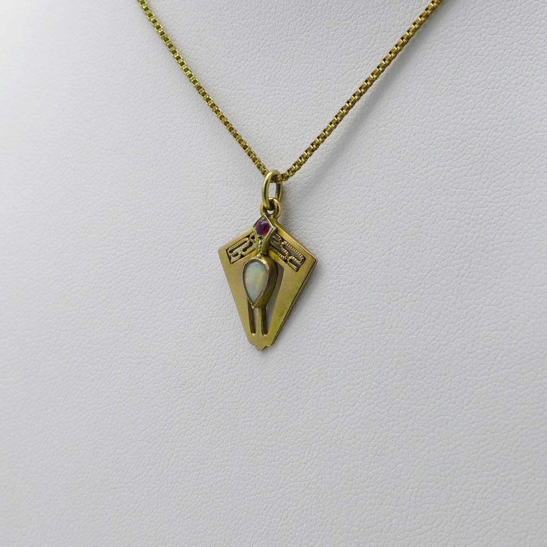 Art nouveau pendant in gold doublé with opal