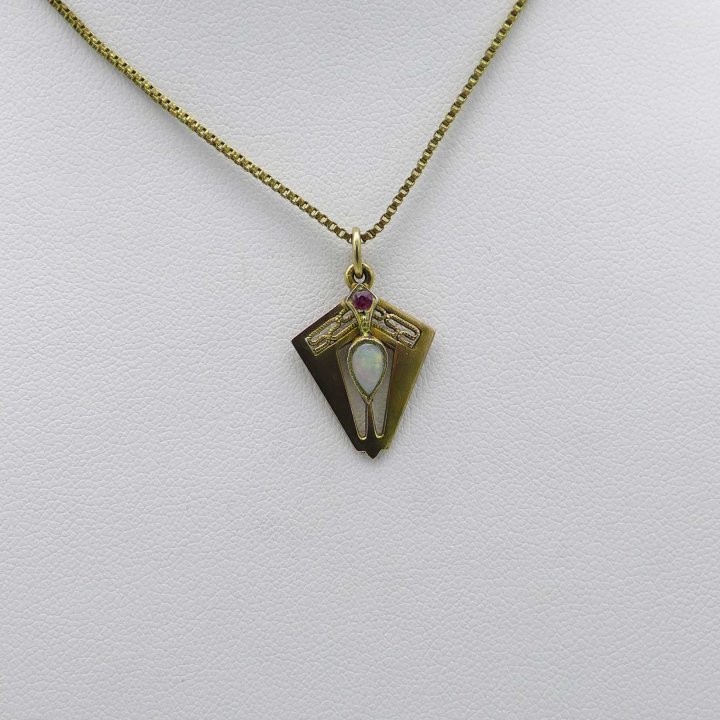 Art nouveau pendant in gold doublé with opal
