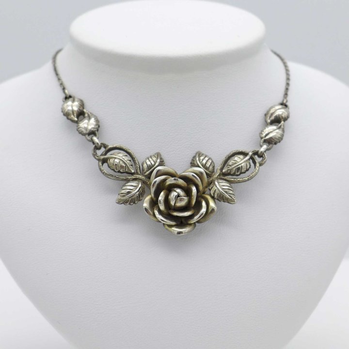 Rose necklace in silver