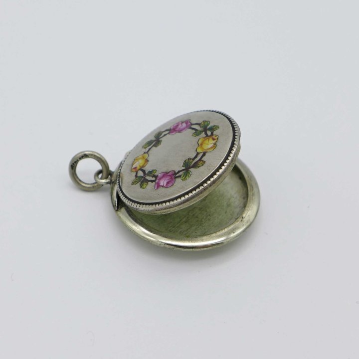 Opening pendant with enamelled roses