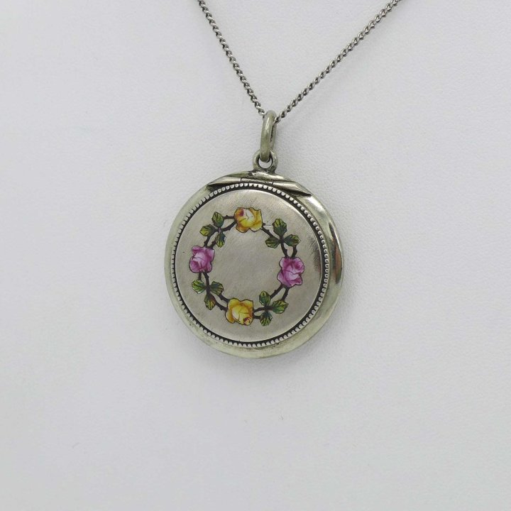 Opening pendant with enamelled roses