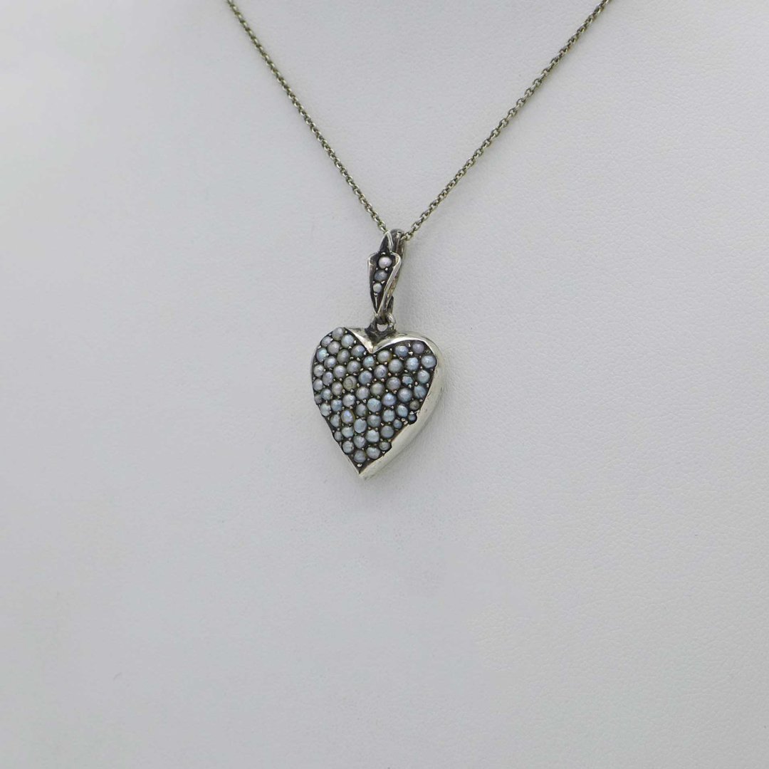 Silber-Amulett in Herzform mit Orientperlen