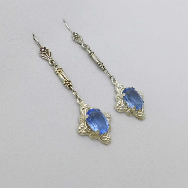 Lange Ohrhänger mit hellblauem Kristallglas