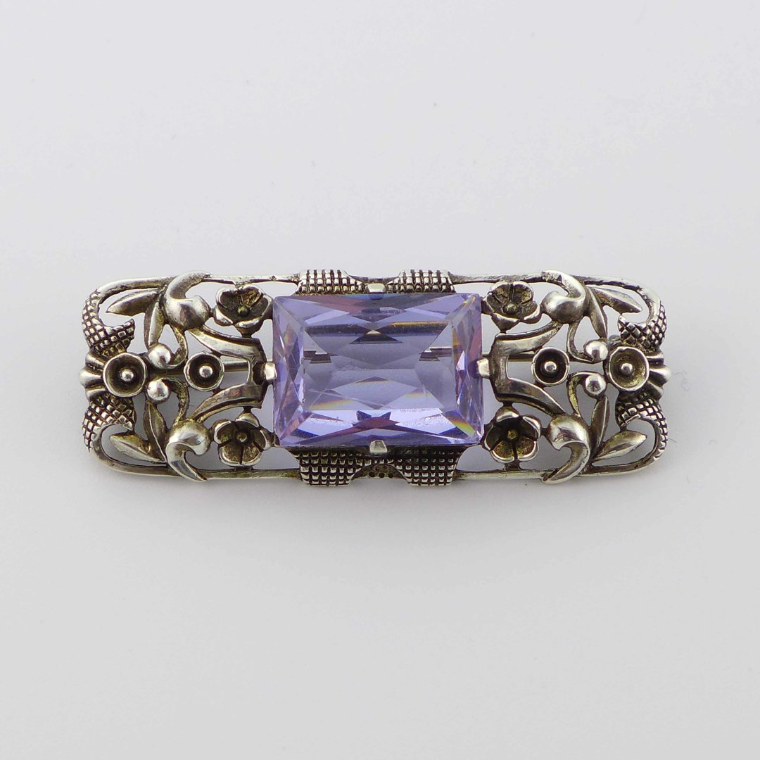 Alexandrite colored brooch from the 1920s
