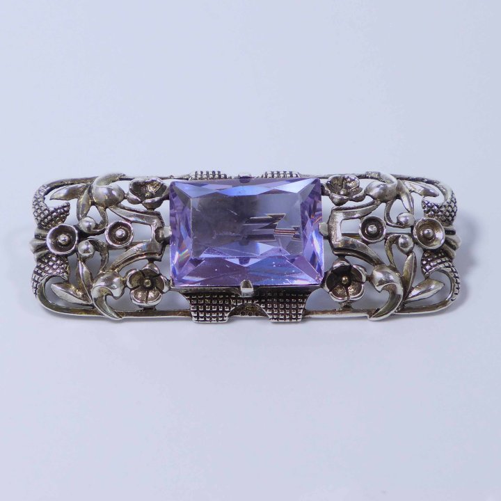 Alexandrite colored brooch from the 1920s