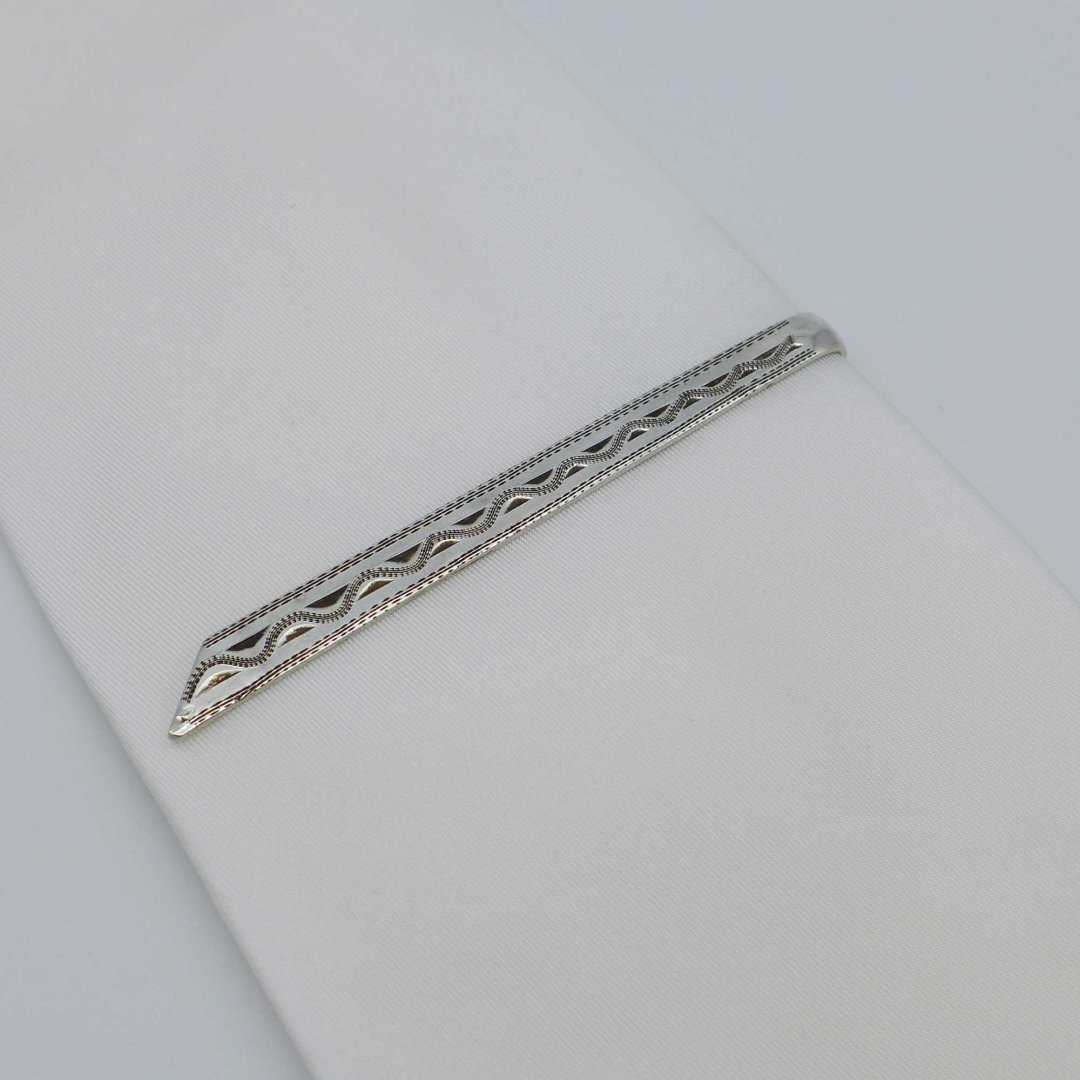 Chiselled tie bar in silver