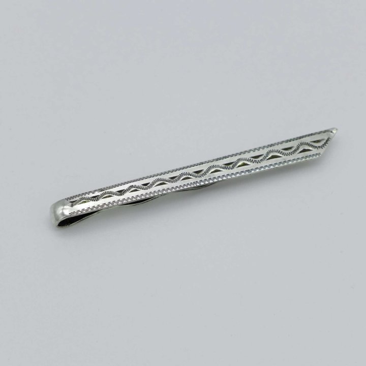 Chiselled tie bar in silver