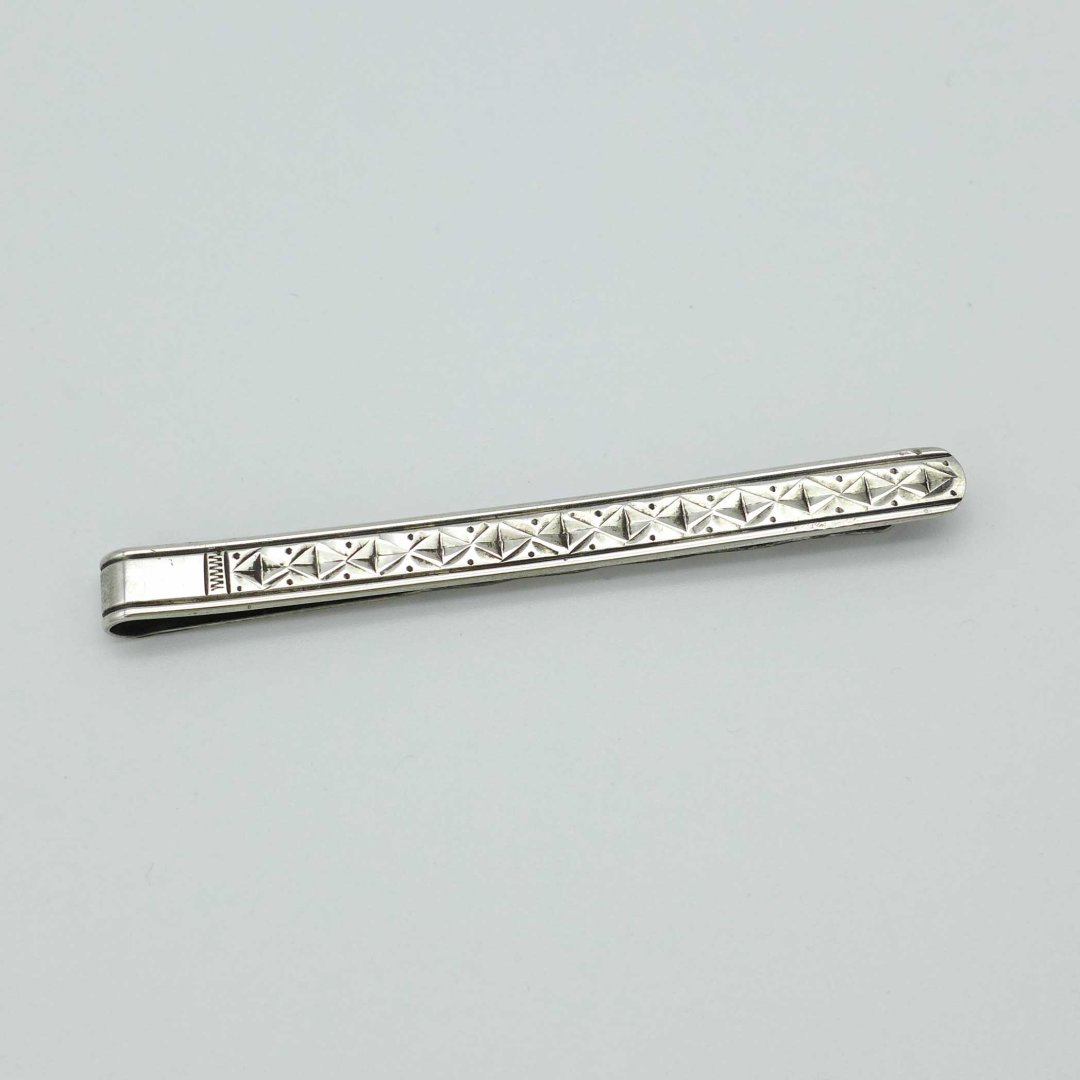 Tie bar in silver with geometric pattern