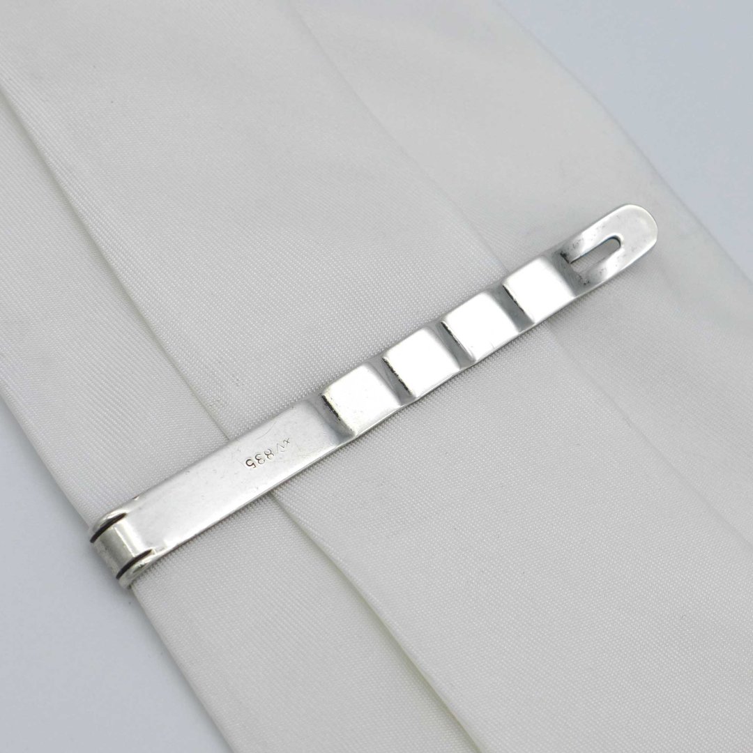 Krawattenhalter in Silber mit geometrischem Muster