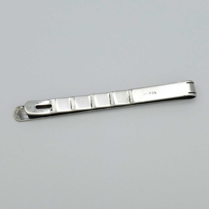 Tie bar in silver with geometric pattern