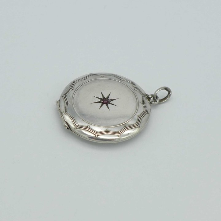 Art Nouveau Medallion in Silver with Garnet