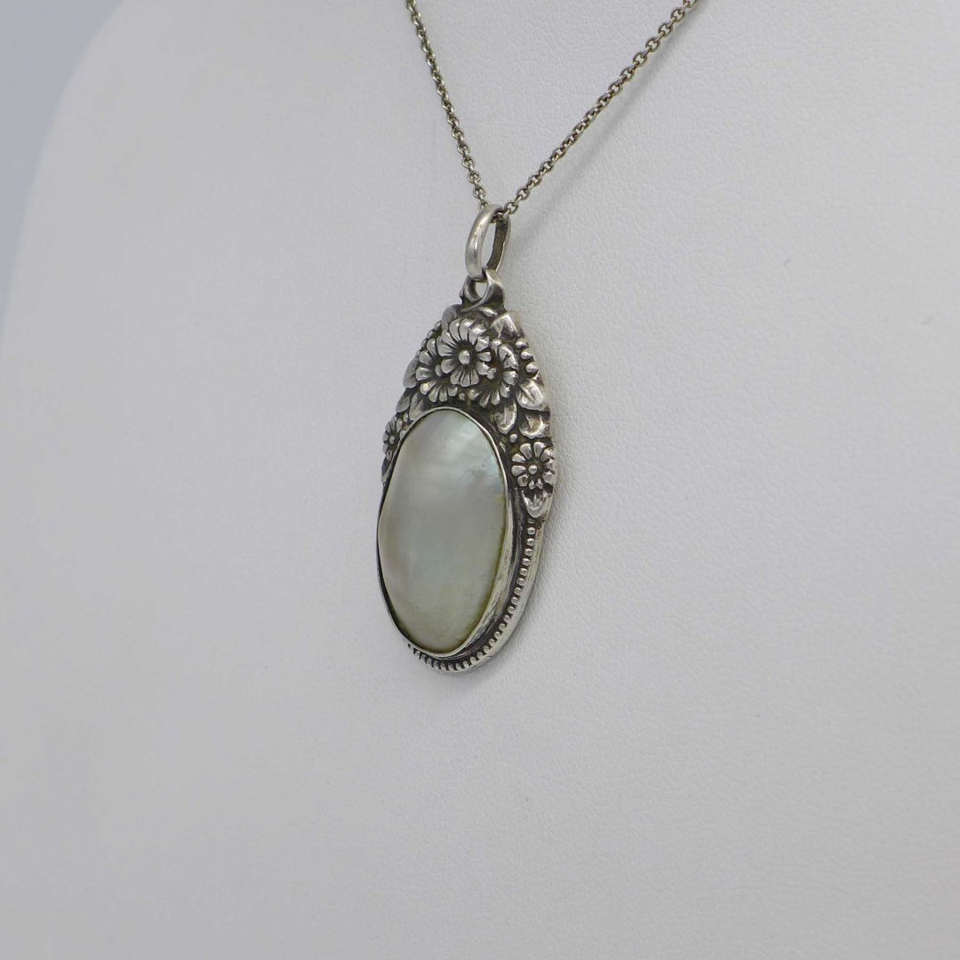 Floral art nouveau pendant with pearl